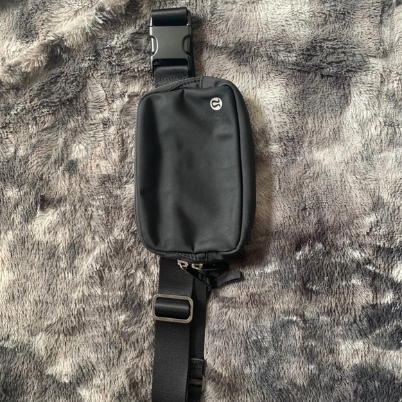 lululemon athletica Handbags - lululemon Everywhere Belt Bag